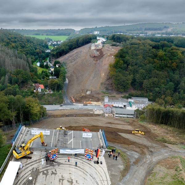 Autobahn A 45 Baustelle für Ersatzneubau der Talbrücke Rahmede in Lüdenscheid. Fünf Monate nach der Sprengung der maroden Rahmede-Talbrücke bei Lüdenscheid haben offiziell die Arbeiten am Neubau begonnen.