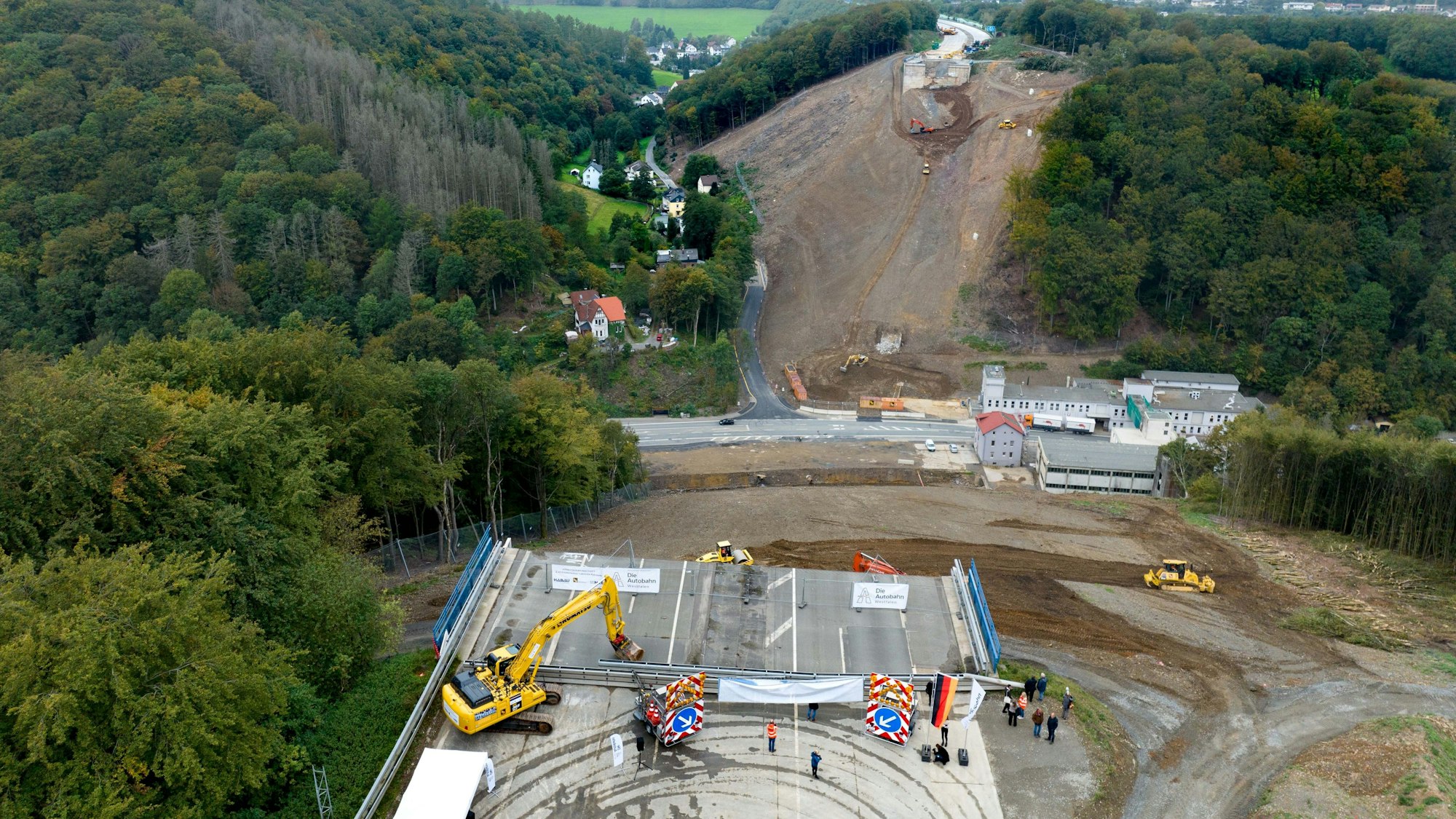 Autobahn A 45 Baustelle für Ersatzneubau der Talbrücke Rahmede in Lüdenscheid. Fünf Monate nach der Sprengung der maroden Rahmede-Talbrücke bei Lüdenscheid haben offiziell die Arbeiten am Neubau begonnen.
