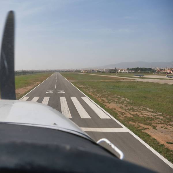 Ein Leichtflugzeug kurz vor der Landung (Symbolbild)