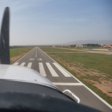 Ein Leichtflugzeug kurz vor der Landung (Symbolbild)