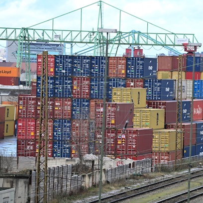 ARCHIV - 03.01.2024, Baden-Württemberg, Stuttgart: Container mit Wirtschaftsgütern stehen aufgestapelt im Hafen in Stuttgart. Die deutsche Wirtschaft steckt im Tief.