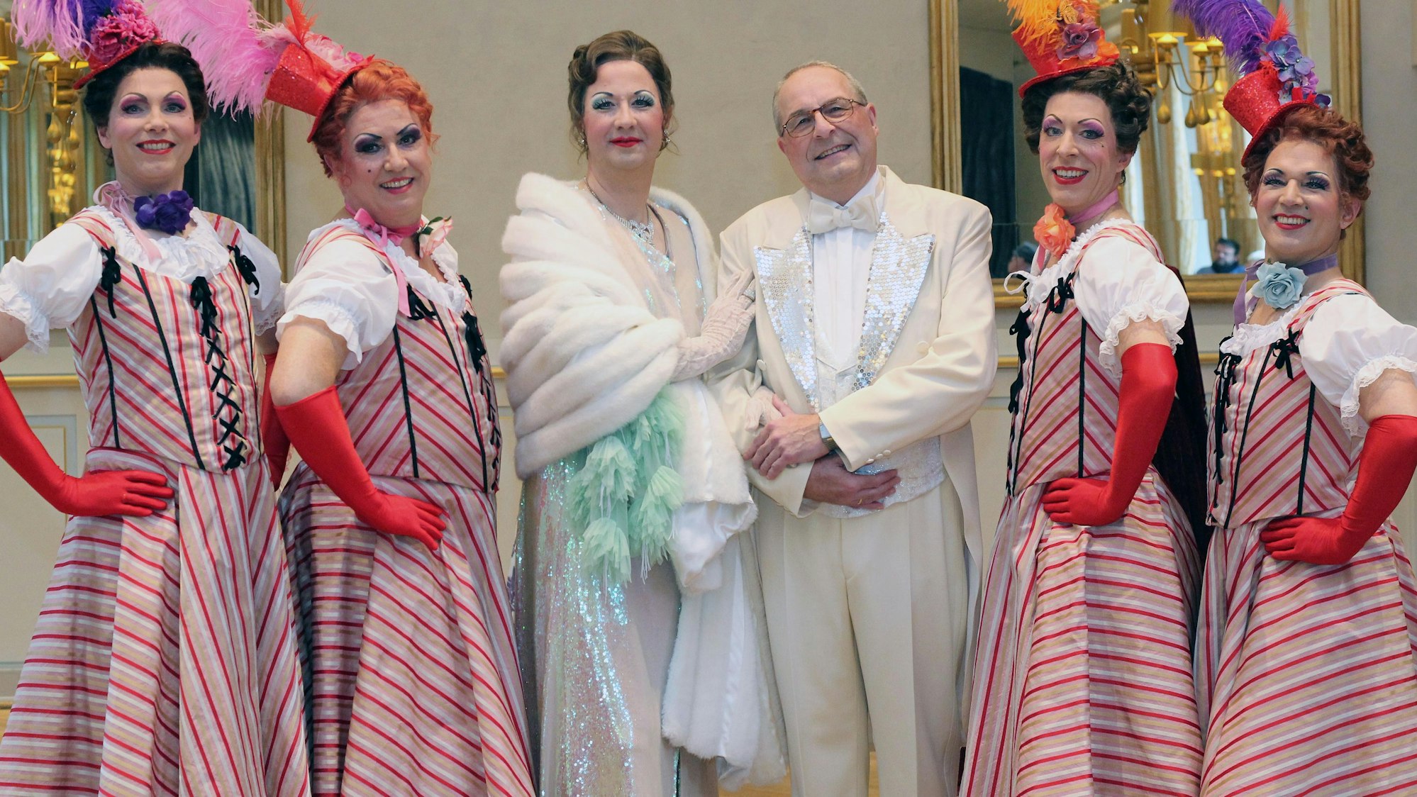 Joachim Sommerfeld steht neben seinen Schauspielkollegen.