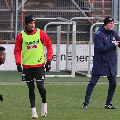 Timo Schultz mit dem Kölner Stürmertalent Damion Downs, der es zuletzt nicht in den Kader geschafft hatte.