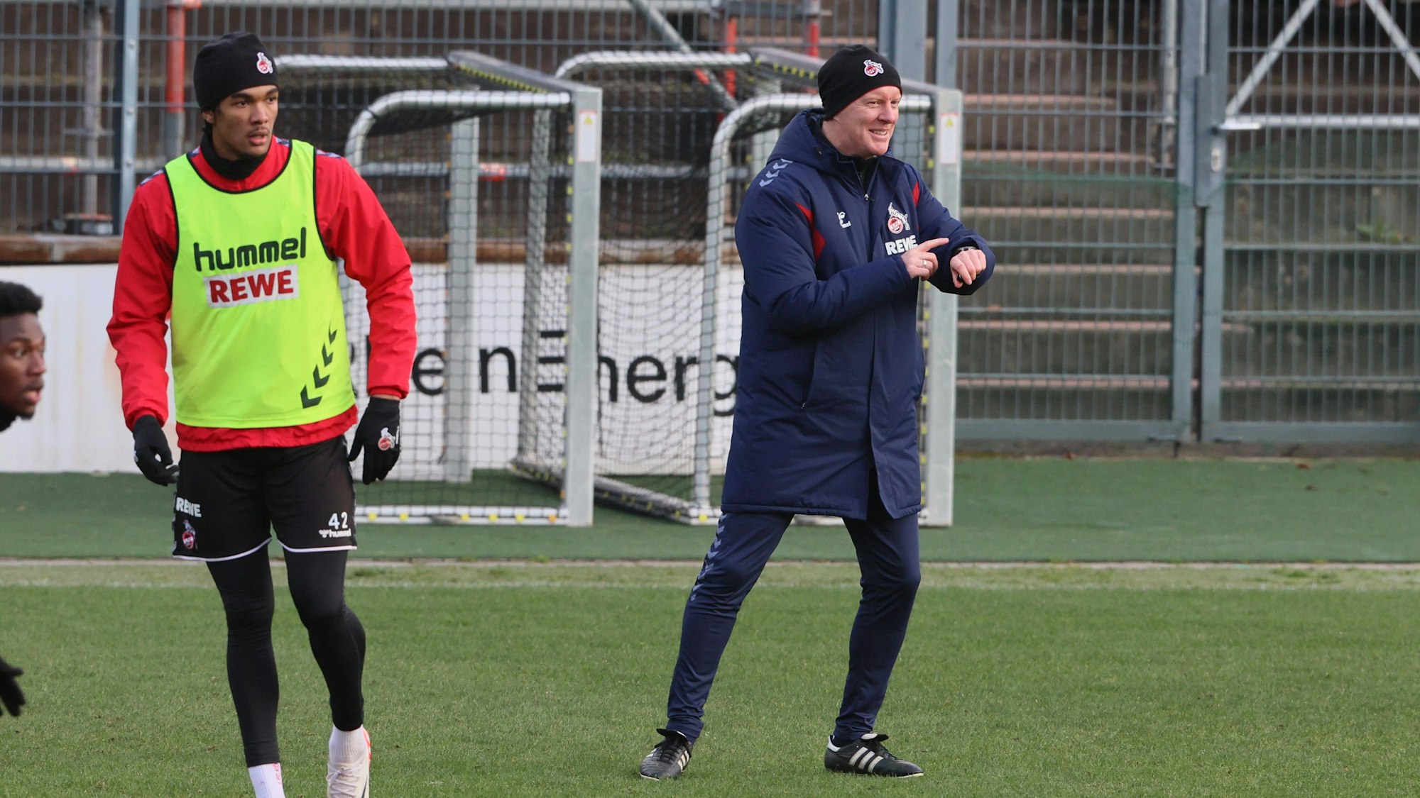 Timo Schultz mit dem Kölner Stürmertalent Damion Downs, der es zuletzt nicht in den Kader geschafft hatte.