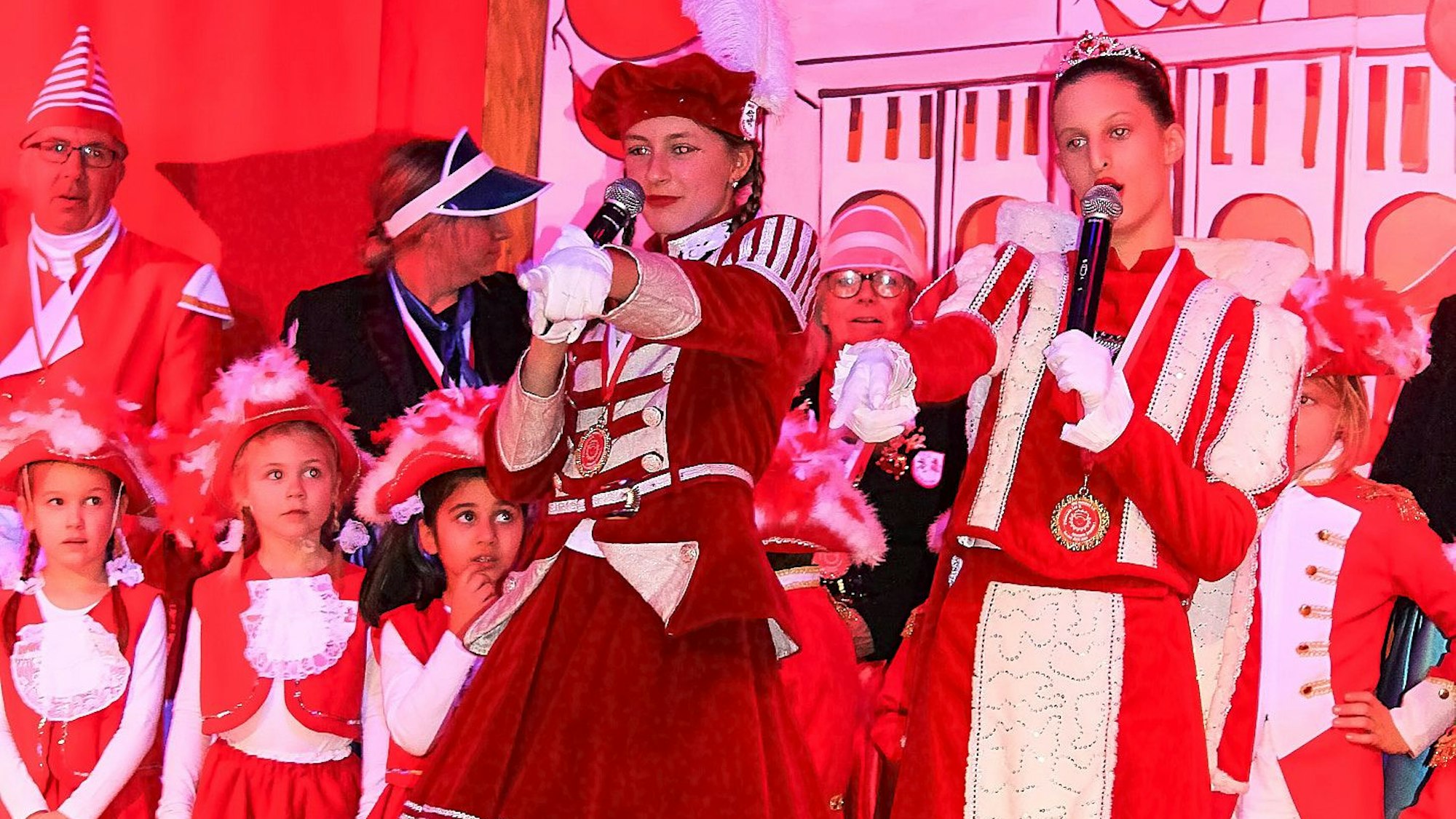 Die Kindertollitäten aus Heimbach singen bei einem Auftritt in Schmidt.