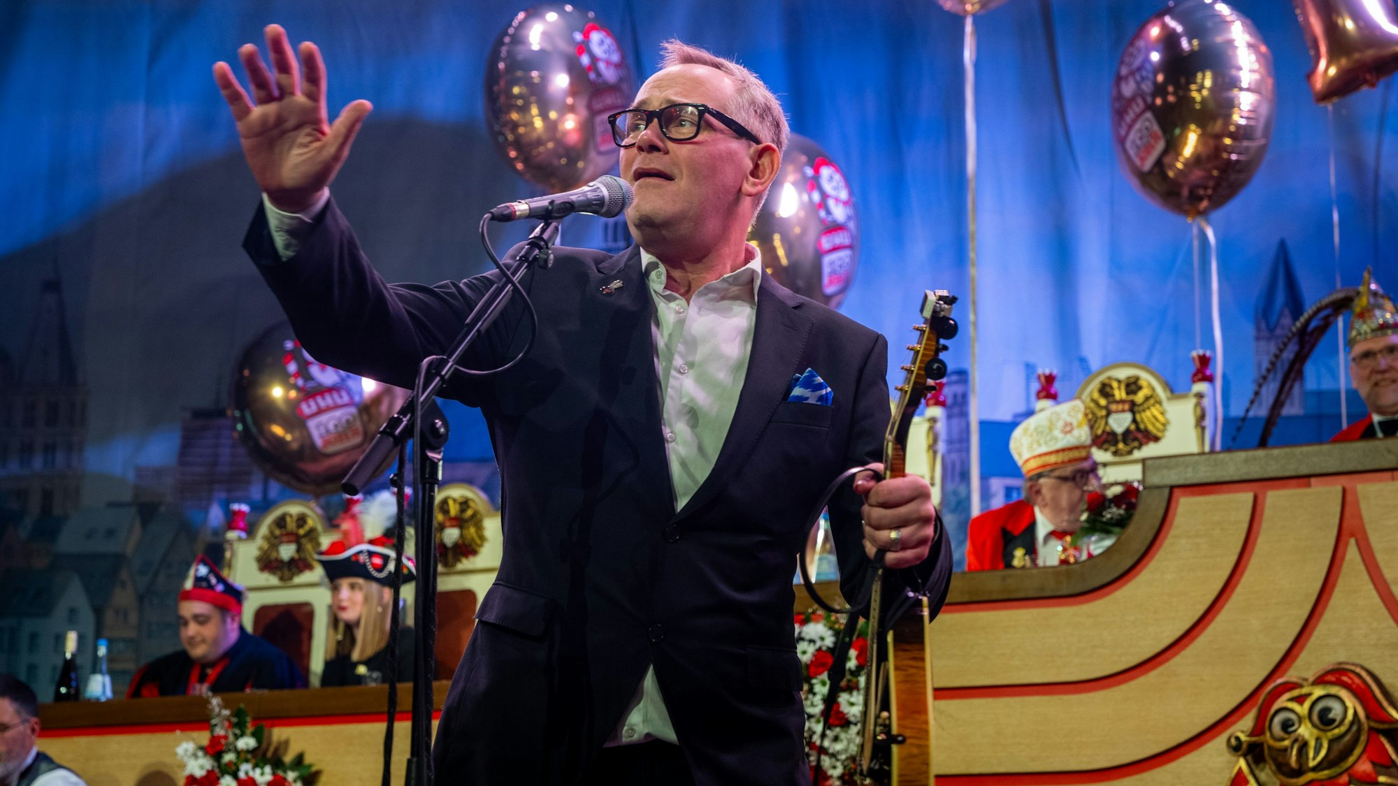 Auf dem Foto ist JP Weber bei der Jubiläumsprunksitzung der KG UHU im Theater am Tanzbrunnen zu sehen.