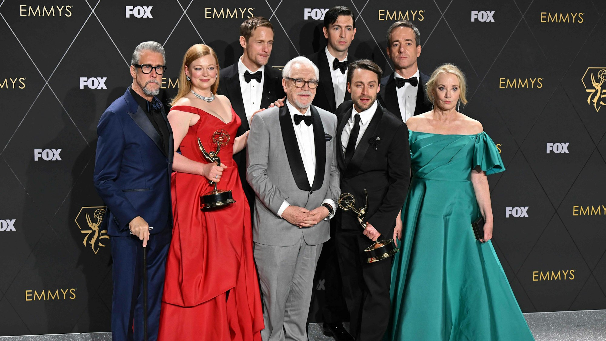 Darstellerinnen und Darsteller der Serie „Succession“: Sarah Snook (2.v.l.) und Kieran Culkin (2.v.r.) gewannen die Preise für die besten Hauptdarsteller.