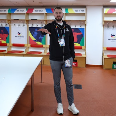 Die deutsche Handball-Nationalmannschaft zieht für die Europameisterschaft in die Kabine der Kölner Haie.