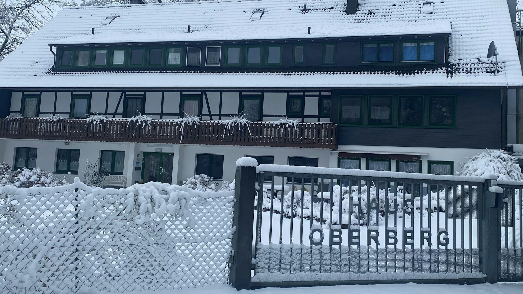 Das frühere Altenheim in der Wiehler Ortschaft Brächen gehört nun der Stadt Wiehl und wird für den neuen Zweck als Quartier für Geflüchtete umgebaut. Unser Foto zeigt das Gebäude von außen.