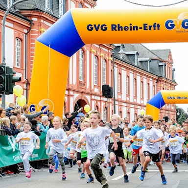 Kinder laufen bei einem Wettbewerb durch Pulheim.