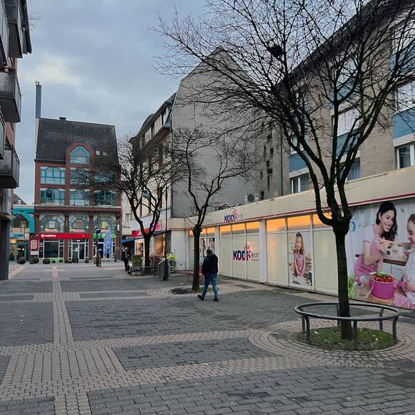 Blick in die Porzer Fußgängerzone mit der recht tristen Front eines Kodi-Marktes