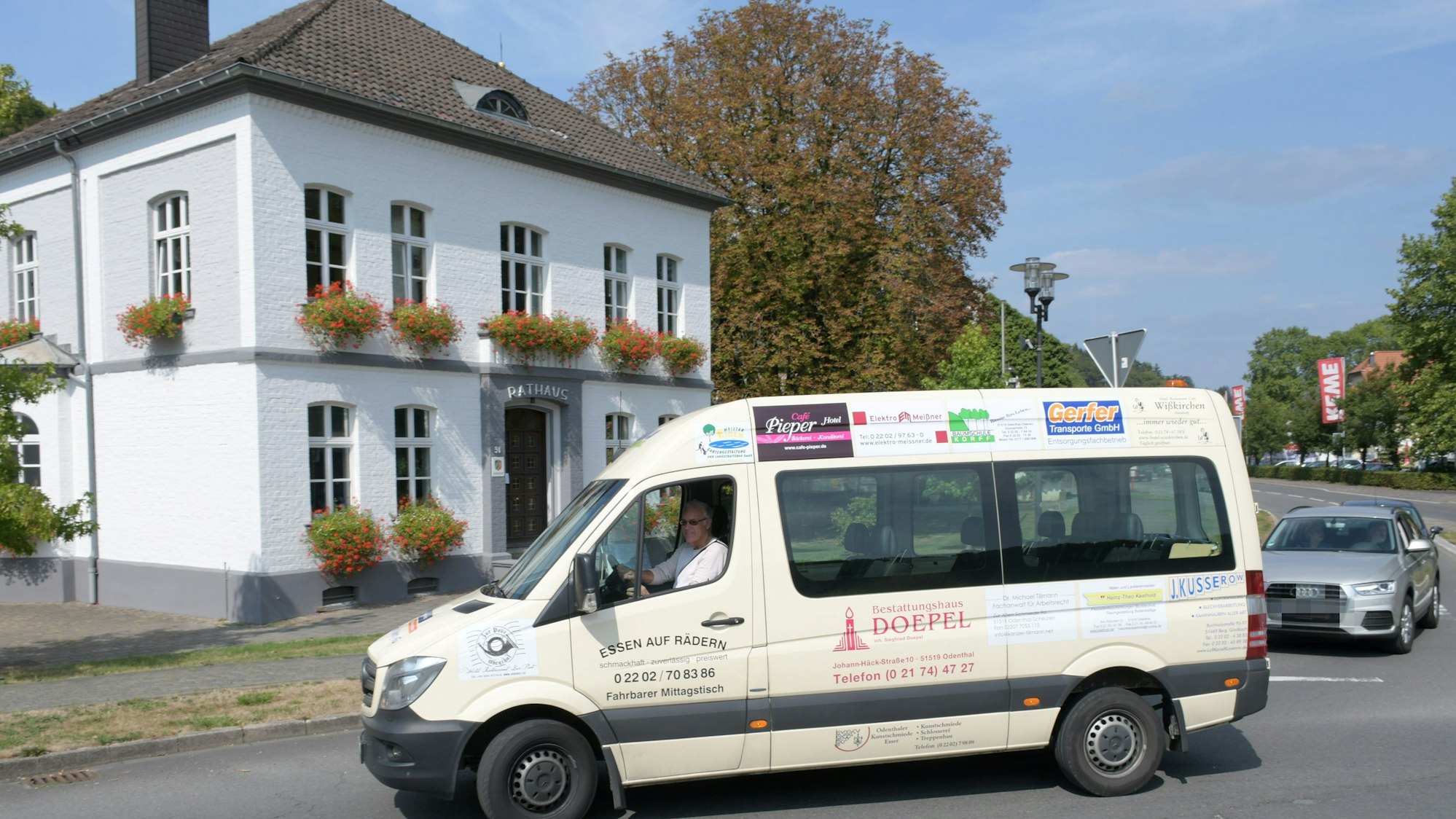 Der Bürgerbus im Kreisverkehr vor dem Odenthaler Rathaus.