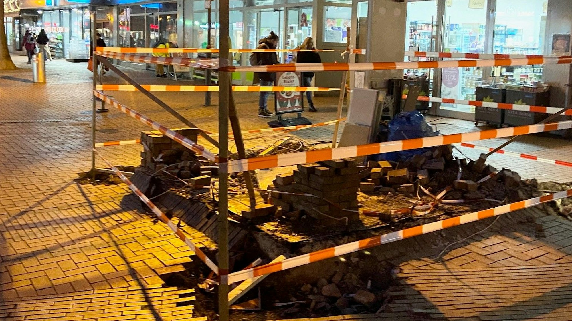 Auf dem Bild ist der abgebrochene Kiosk zu sehen.