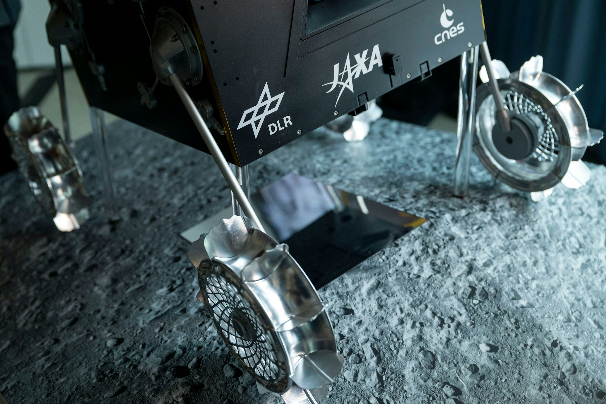 Die drehbaren „Beine“ mit den Rädern am Modell des Mars-Rovers „Idefix“.
