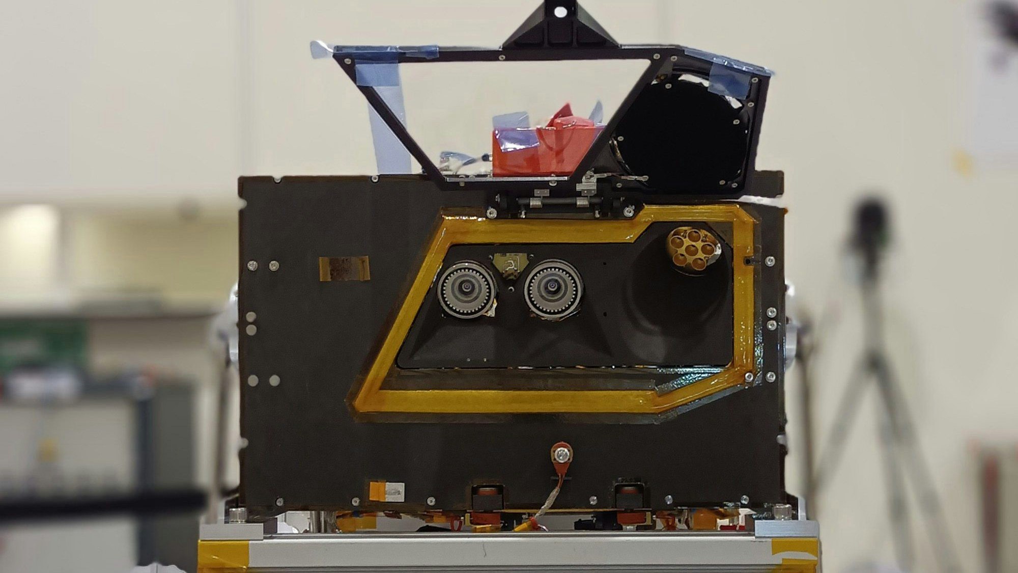 Der gemeinsame Rover von DLR und CNES für die Mission MMX. Gut zu erkennen sind die beiden Navigationskameras sowei das Radiometer miniRAD (rechts oben).