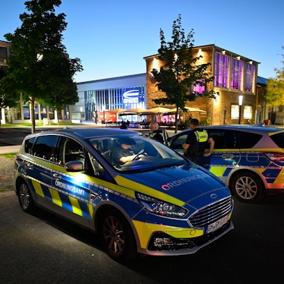 Streifenwagen vor der Stadtwache
