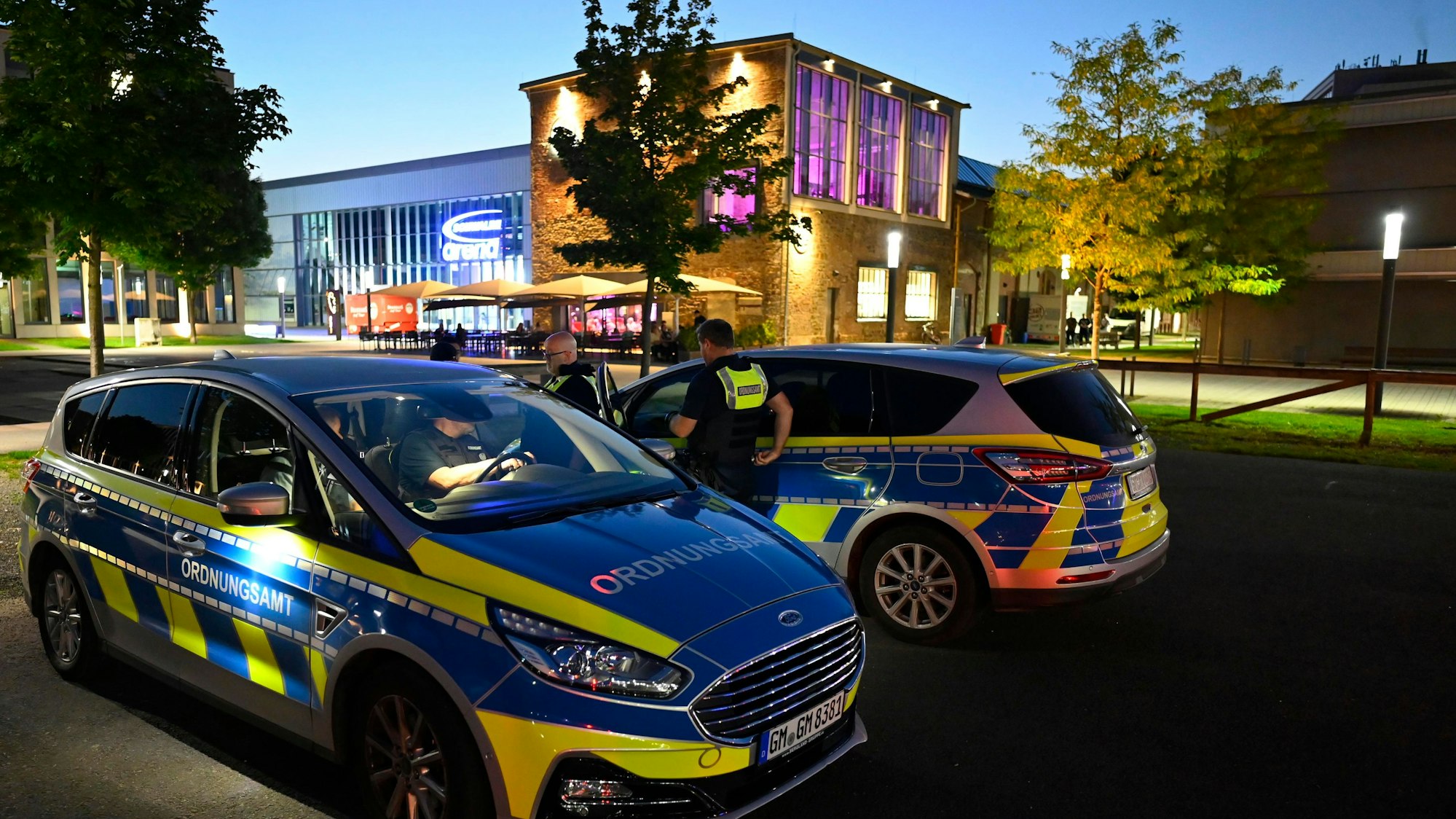 Streifenwagen vor der Stadtwache