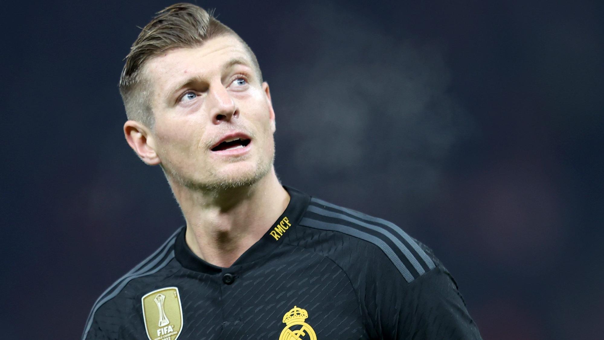 Der deutsche Fußballspieler Toni Kroos steht für Real Madrid beim spanischen Supercup in Saudi Arabien im Stadion Al Awal Park.