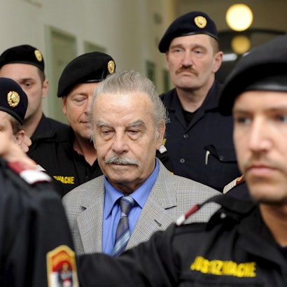 Josef Fritzl unter strenger Bewachung vor einer Gerichtsverhandlung im März 2009.
