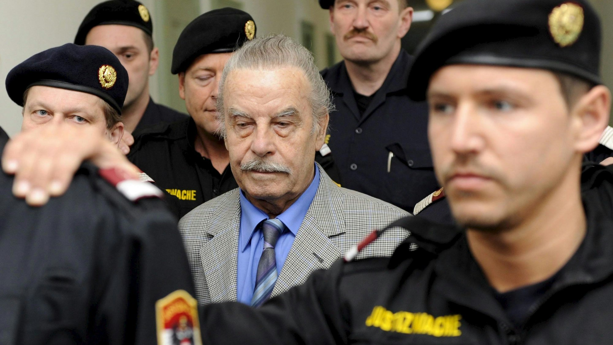 Josef Fritzl unter strenger Bewachung vor einer Gerichtsverhandlung im März 2009.
