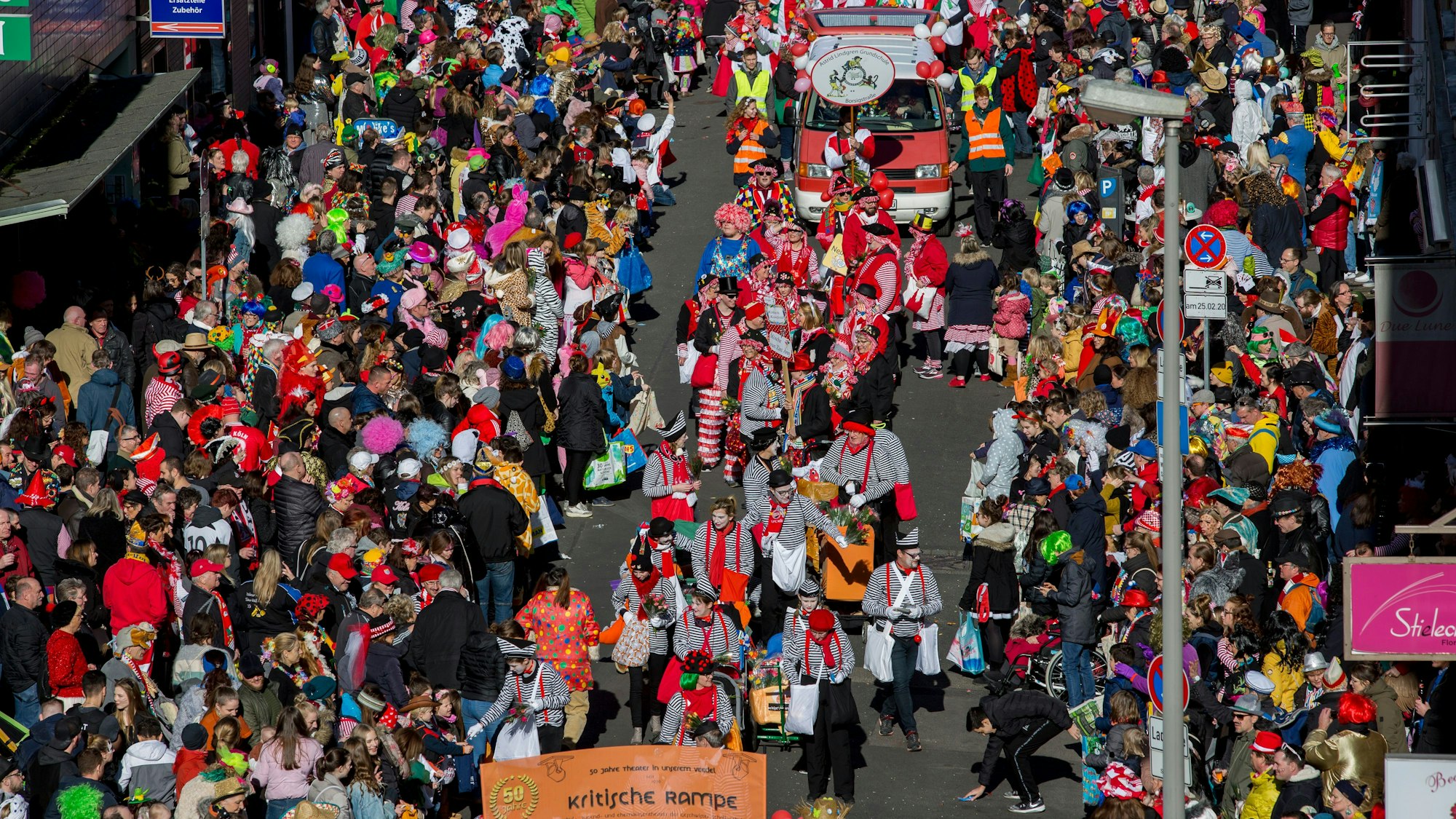 Der Karnevalszug am Karnevalsdienstag in Köln-Ehrenfeld.