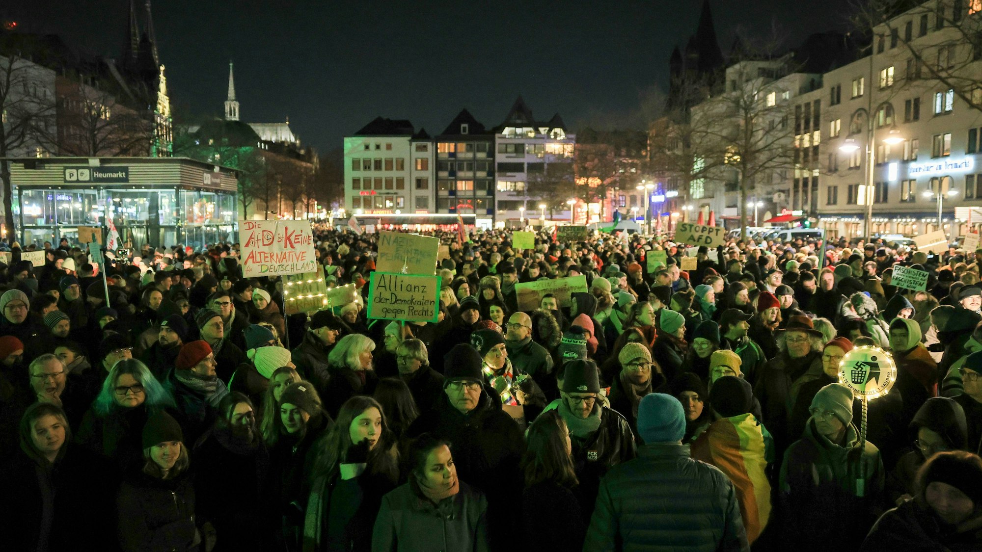 Demonstranten stehen in der Nacht auf dem Heumarkt.