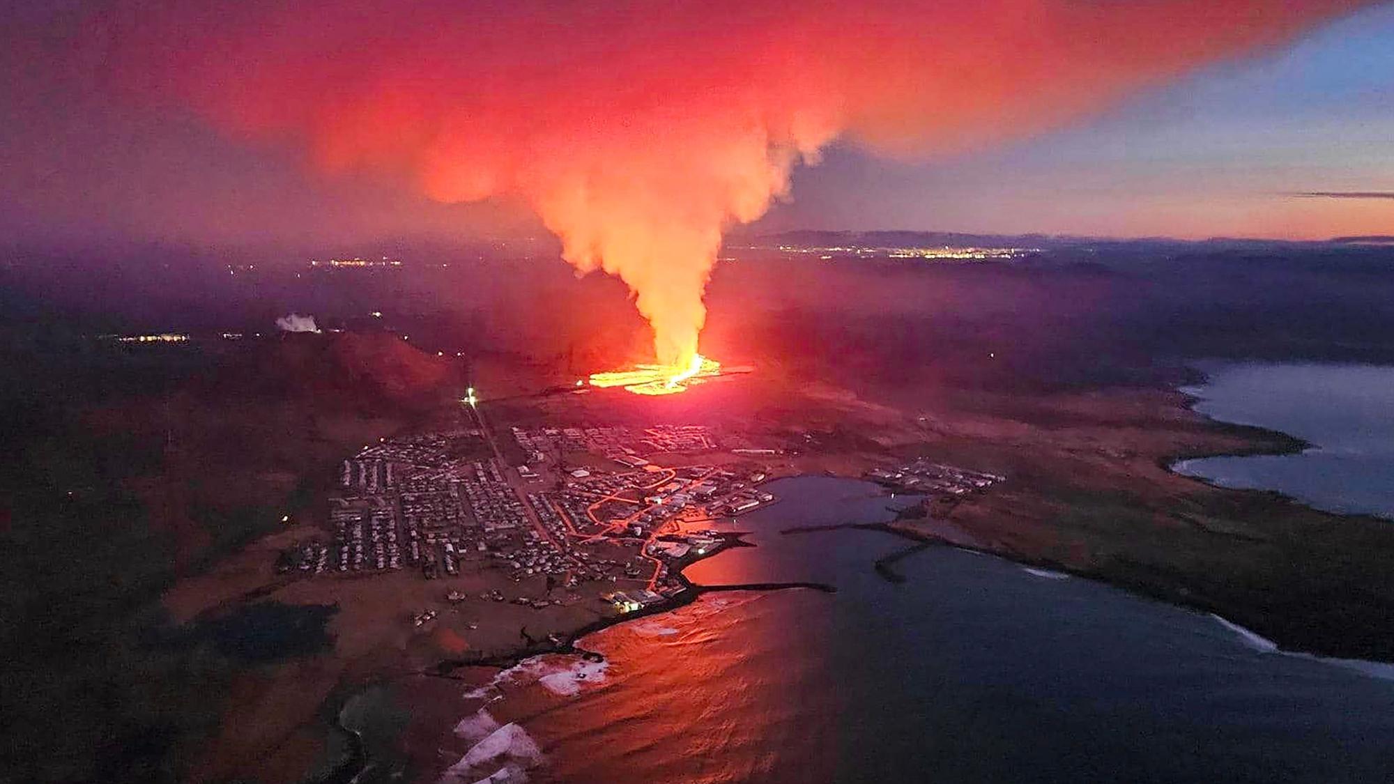 Rauch und fließende Lava: Das Naturschauspiel sieht spektakulär aus, ist für den Fischerort Grindavik aber äußerst gefährlich.