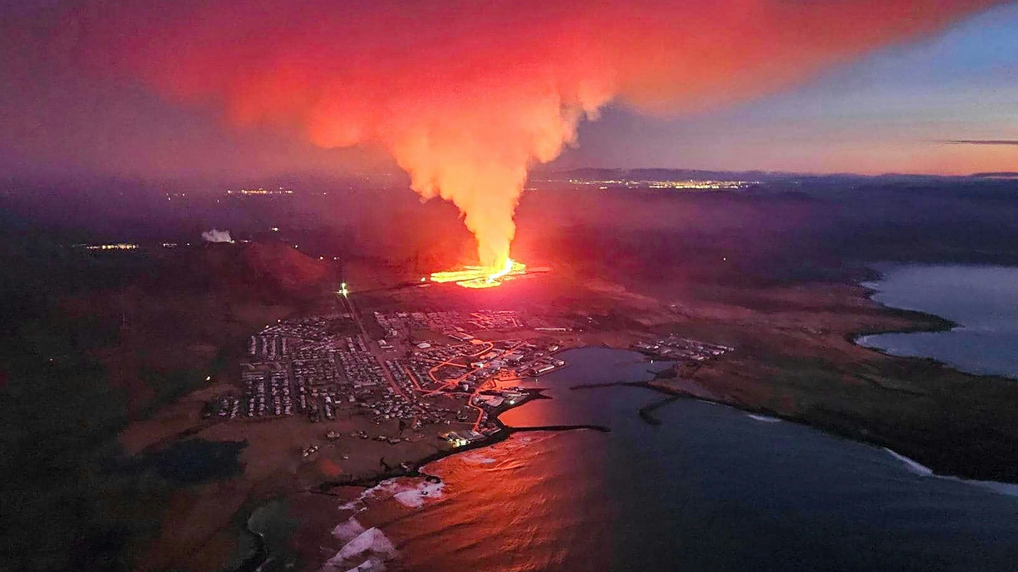Rauch und fließende Lava: Das Naturschauspiel sieht spektakulär aus, ist für den Fischerort Grindavik aber äußerst gefährlich.