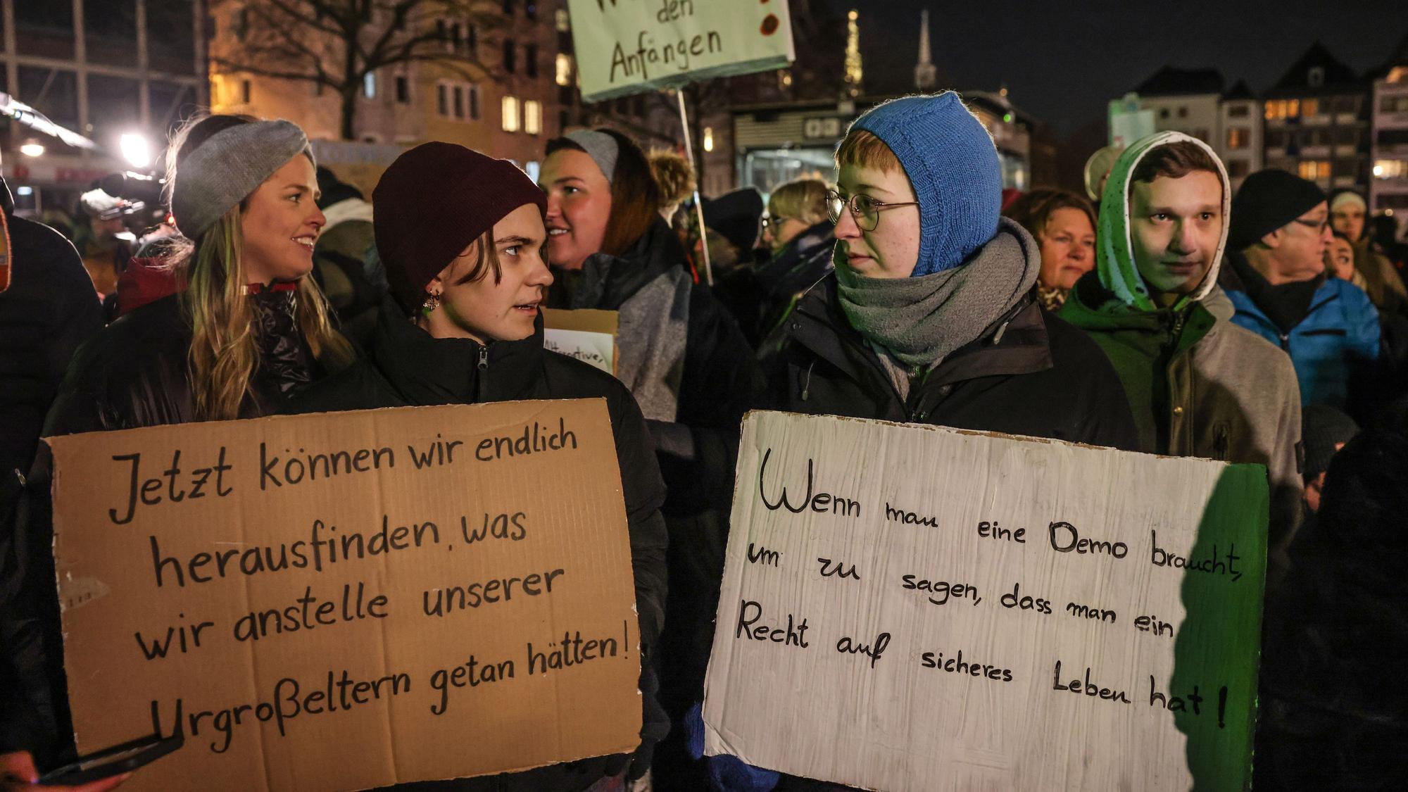 Demonstranten stehen auf dem Heumarkt. Zahlreiche Menschen sind zu einer Demonstration des „Bündnisses gegen Rassismus“ in Köln zusammengekommen.