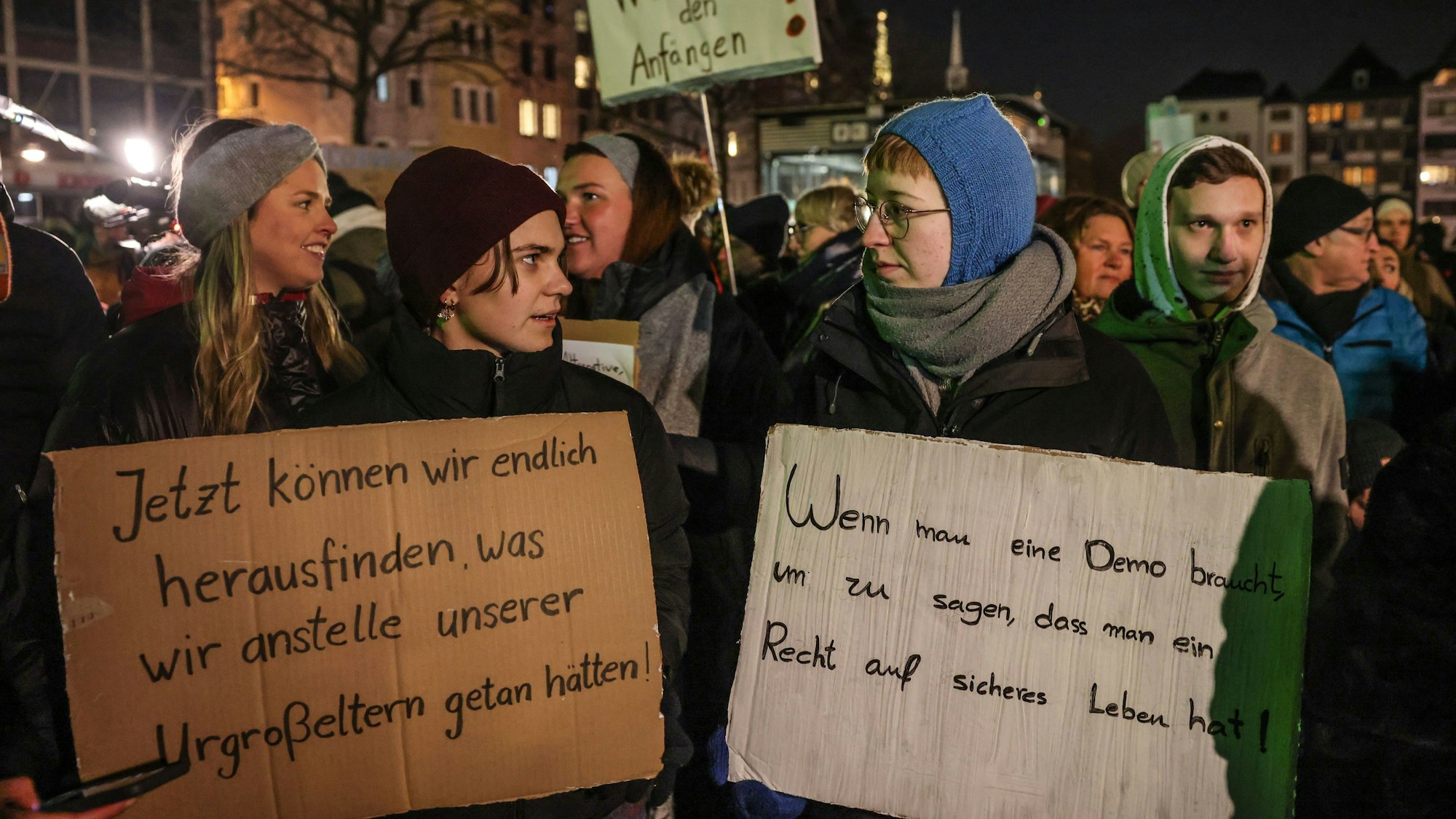 Demonstranten stehen auf dem Heumarkt. Zahlreiche Menschen sind zu einer Demonstration des „Bündnisses gegen Rassismus“ in Köln zusammengekommen.