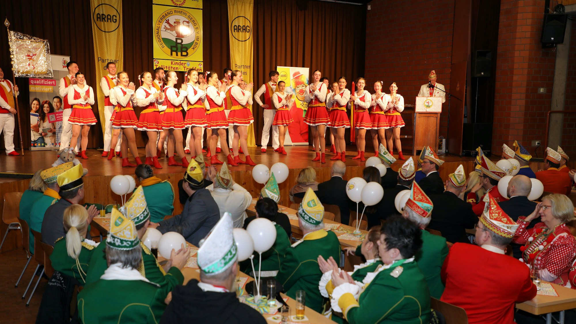 Mit dem Karneval in die Zukunft zeigte auch das Programm unter anderem mit dem Tanzkorps der Dürscheder Mellsäck beim Festakt