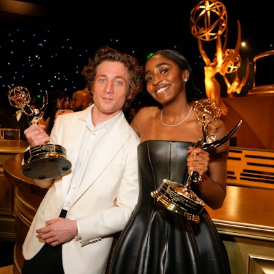 Emmys für die Küchen-Crew: In der Serie „The Bear“ zeigen Jeremy Allen White und Ayo Edebiri die chaotische Gastronomie-Welt mit einer ganz persönlichen Note.