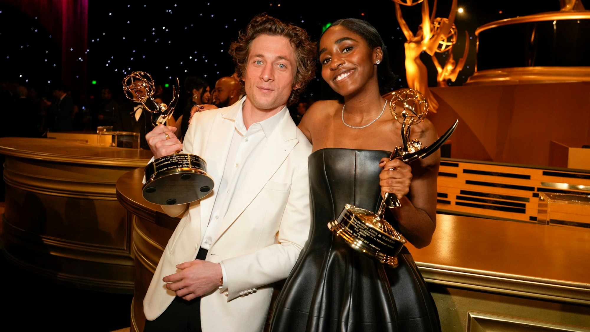 Emmys für die Küchen-Crew: In der Serie „The Bear“ zeigen Jeremy Allen White und Ayo Edebiri die chaotische Gastronomie-Welt mit einer ganz persönlichen Note.