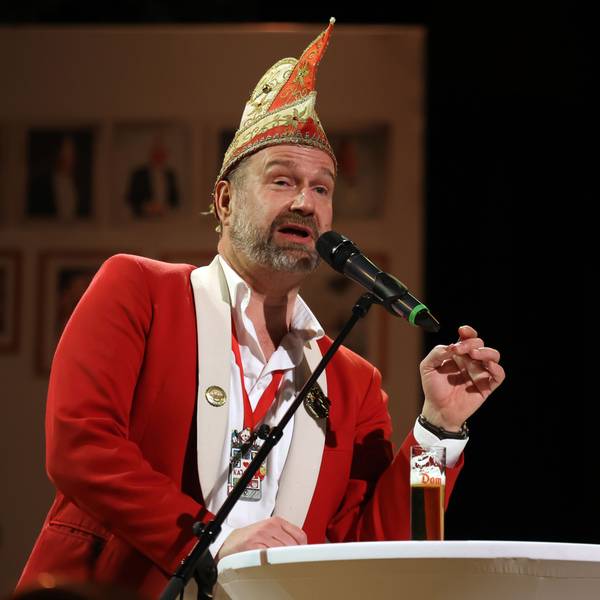 Volker Weininger mit Narrenkappe am Mikrofon