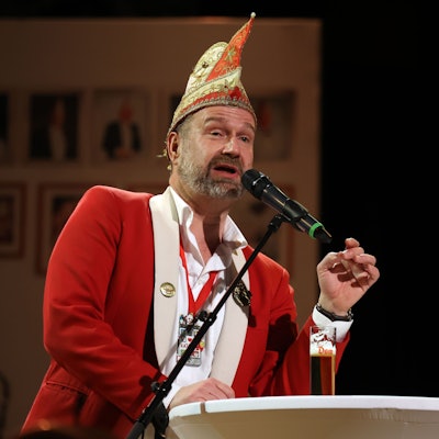 Volker Weininger mit Narrenkappe am Mikrofon