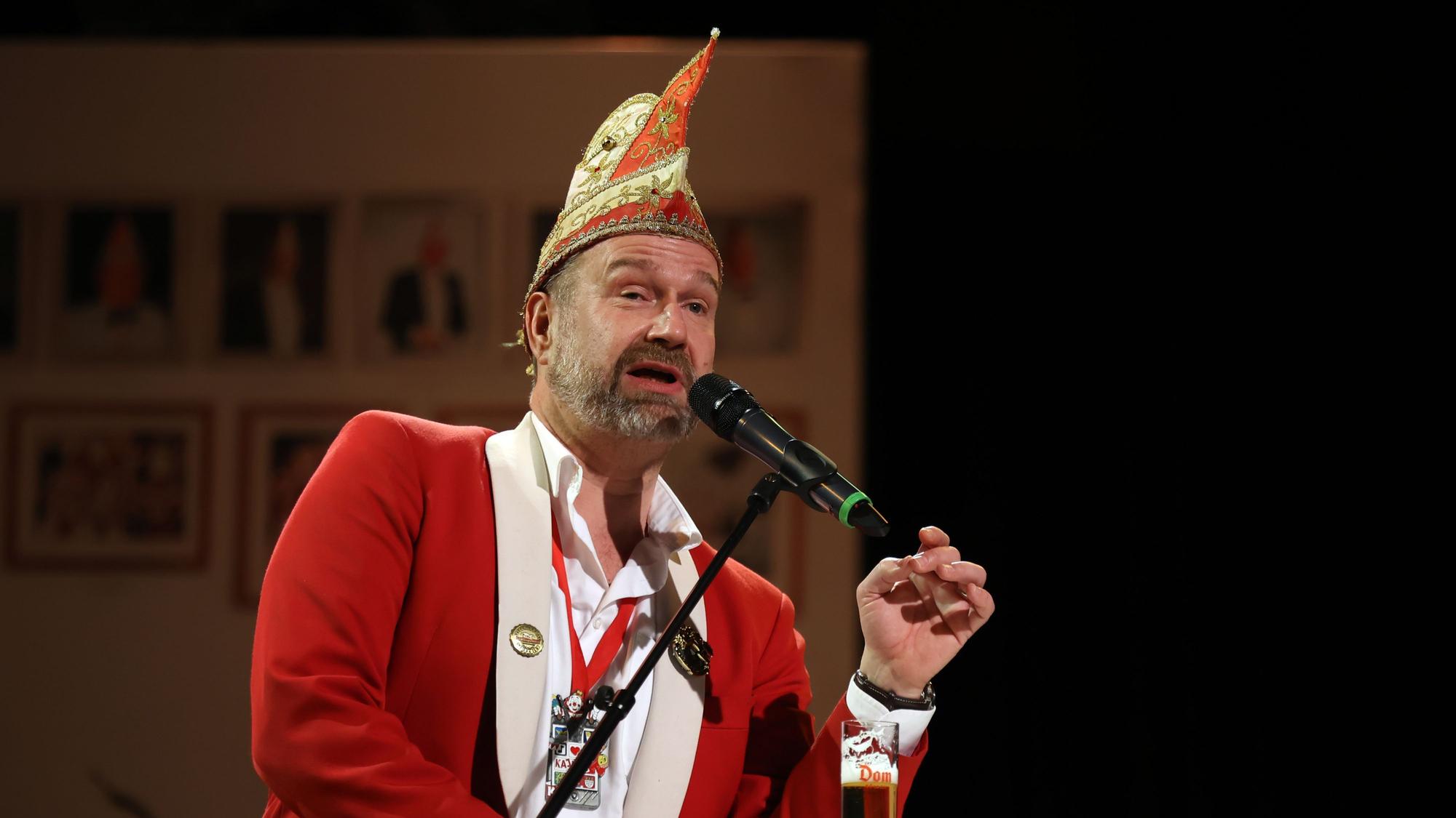 Volker Weininger mit Narrenkappe am Mikrofon