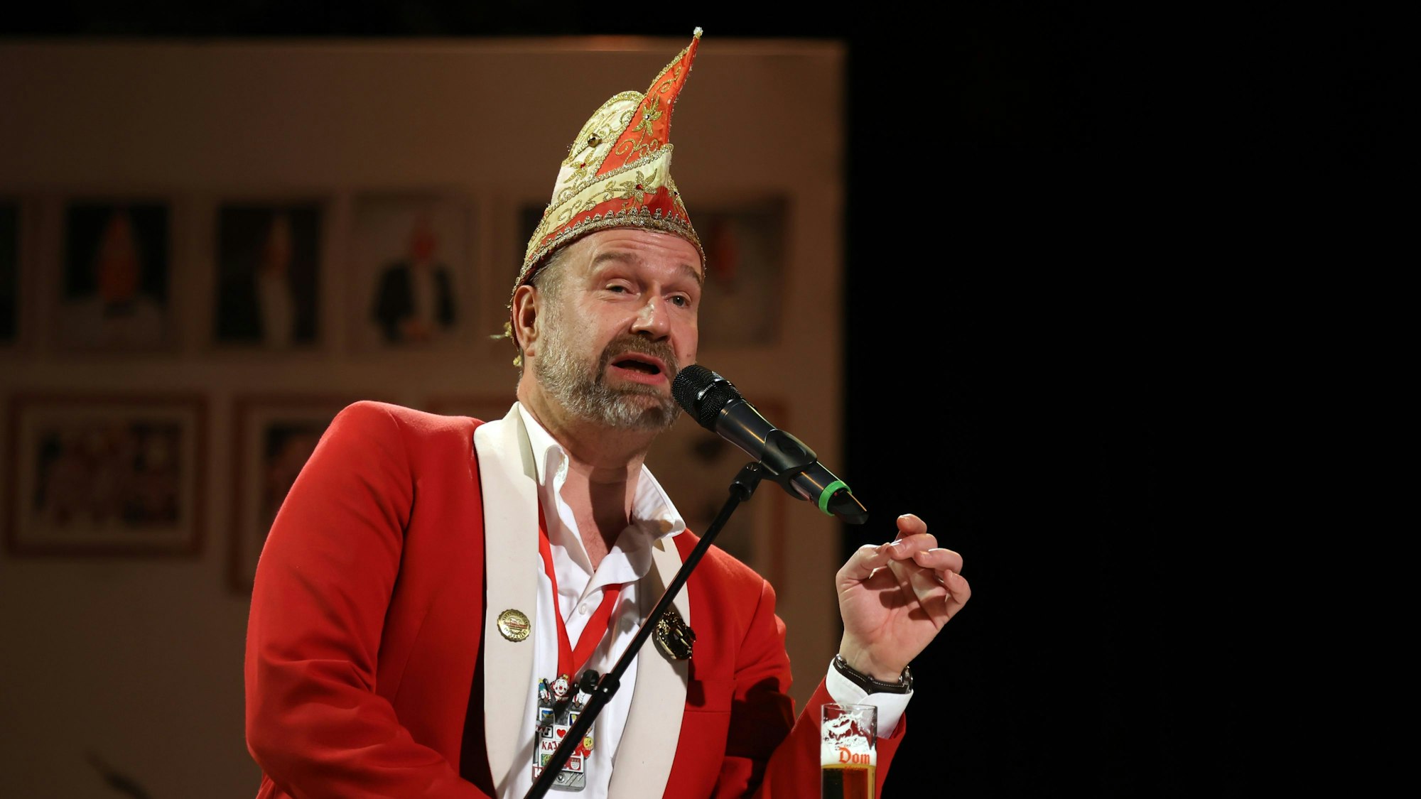 Volker Weininger mit Narrenkappe am Mikrofon