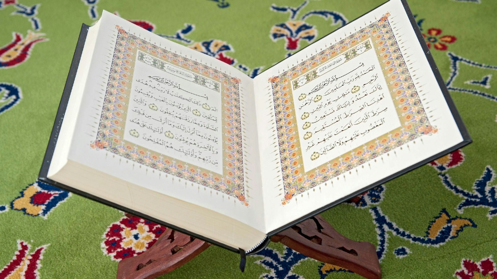 Eine Ausgabe des Koran in der Neuen Moschee in Berlin Kreuzberg. Der Koran ist das heilige Buch der Muslime. "Koran" bedeutet in etwa "Vortrag", "Lesung" oder "Rezitation". Er enthält die Überlieferungen, die der Prophet Mohammed (570-632) von Gott empfing, übermittelt vom Erzengel Gabriel.
