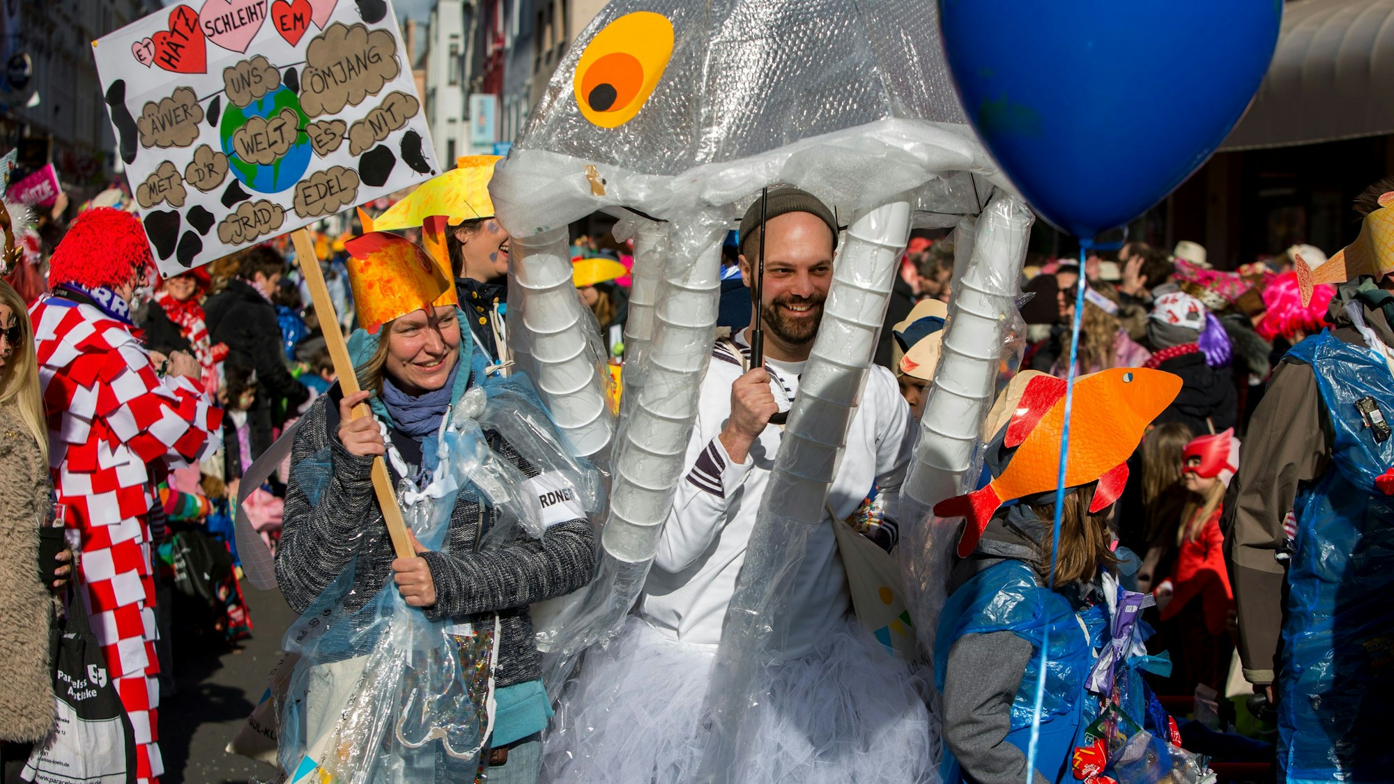 Der Karnevalszug am Karnevalsdienstag in Köln-Ehrenfeld.