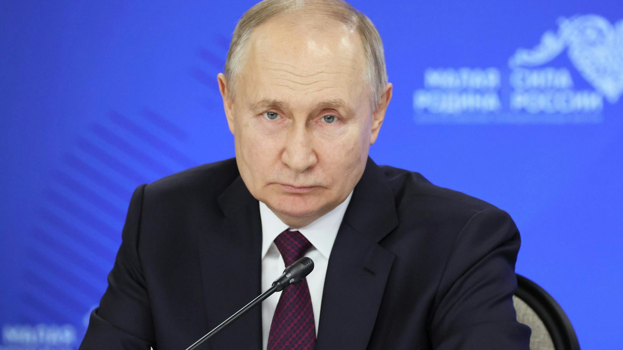 Der russische Präsident Wladimir Putin spricht bei einem Treffen mit Leitern von Gemeinden während eines Gemeindeforums.