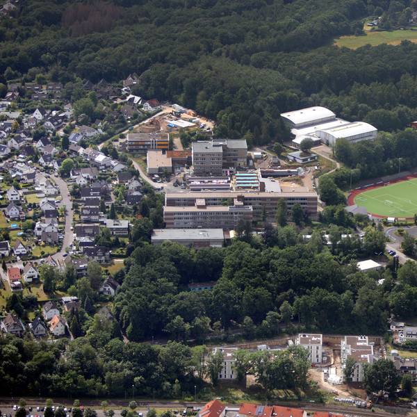 Die Sanierung und Neugestaltung des Freiherr-vom-Stein-Schulzentrums (hier im Luftbild) gehört auch 2024 zu den größten Investitionen der Stadt Rösrath.