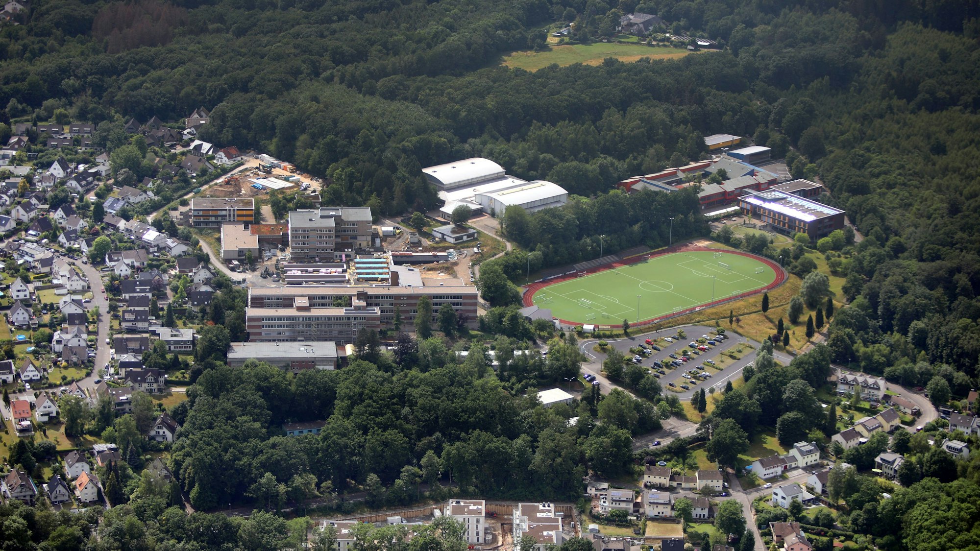 Die Sanierung und Neugestaltung des Freiherr-vom-Stein-Schulzentrums (hier im Luftbild) gehört auch 2024 zu den größten Investitionen der Stadt Rösrath.