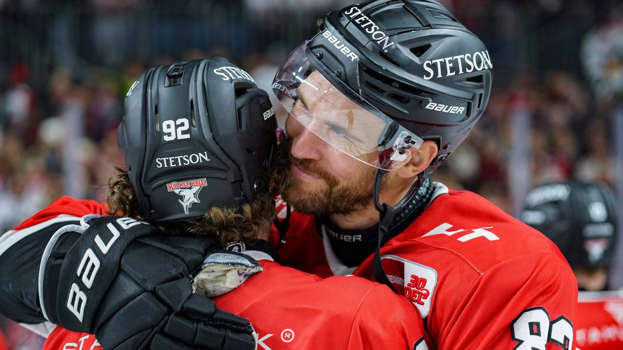 Alexandre Grenier (r.) herzt Hakon Hänelt nach seinem ersten Tor für die Kölner Haie zum 5:1.