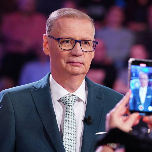 Moderator Günther lässt sich bei Wer wird Millionär? fotografieren.