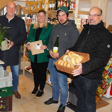 Zwei Frauen und drei Männer stehen in einem neu eröffneten Hofladen in Ripsdorf.