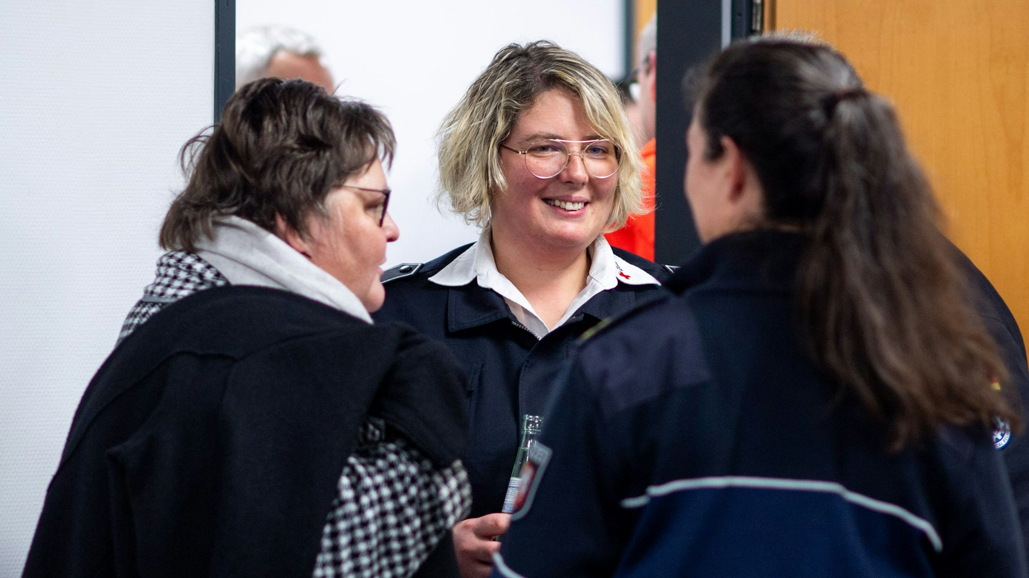 Das Bild zeigt Ute Stolz, Chefin der CDU-Kreistagsfraktion und Kerstin Brandhoff vom DRK im Gespräch.