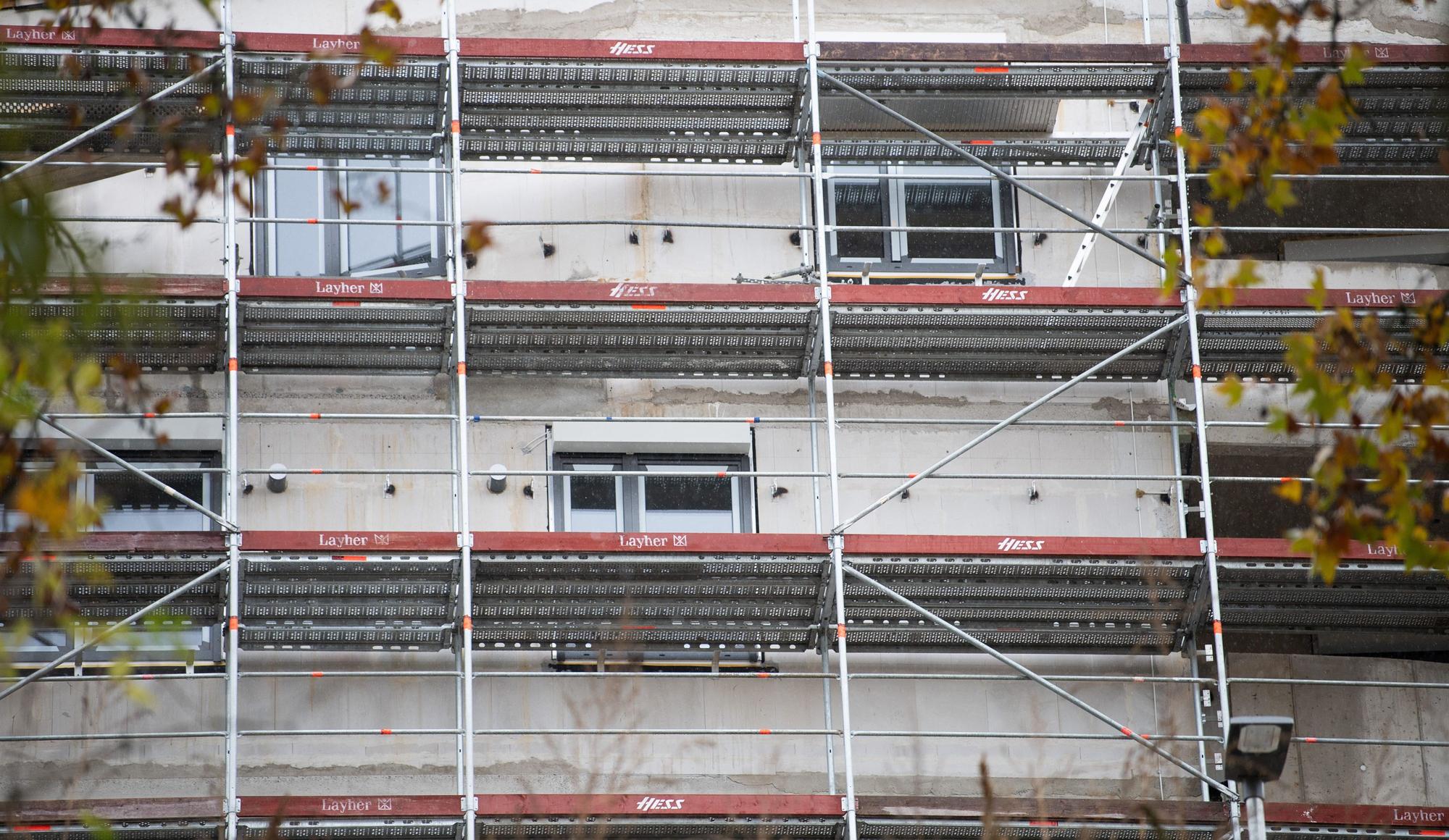 Ein Gerüst steht an einer Baustelle für Wohnungen.