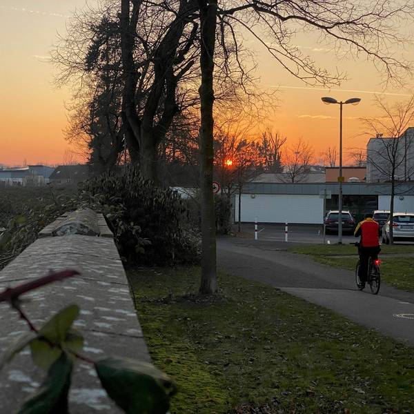 Zu sehen ist die Mauer, die das Gelände der einstigen Zuckerfabrik vom Fußweg abgrenzt.