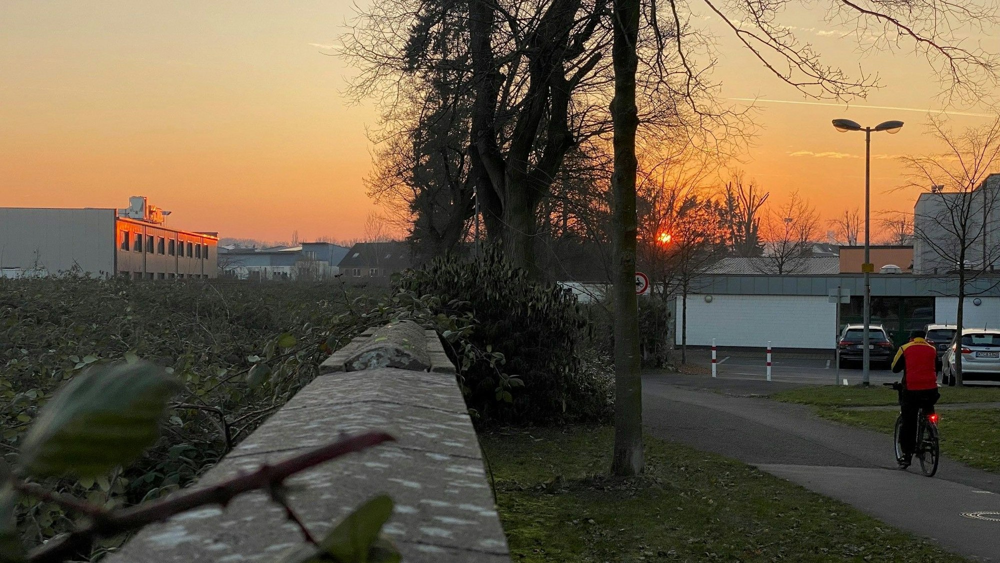 Zu sehen ist die Mauer, die das Gelände der einstigen Zuckerfabrik vom Fußweg abgrenzt.