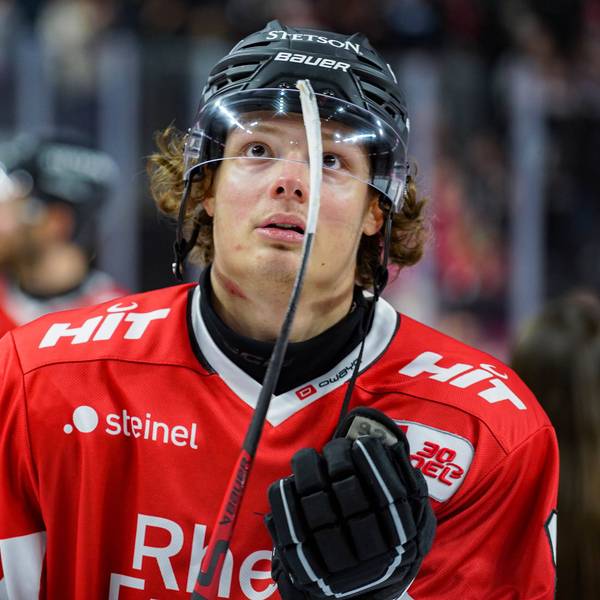 Hakon Hänelt genießt auf der Ehrenrunde den Applaus der Zuschauer für sein erstes Saisontor zum 5:1 der Kölner Haie gegen Schwenningen.